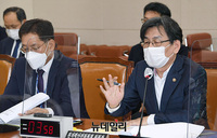 [포토] 질의에 답하는 엄재식 원자력안전위원장