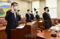 [포토] 선서하는 은성수 금융위원장