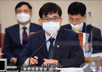 [포토] 질문에 답하는 허태웅 농촌진흥청장