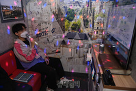 [포토] 사회적 거리두기 완화로 노래방 영업 재개