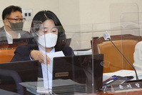 [포토] 환노위 국감장 자리한 윤미향 민주당 의원