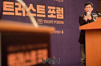 [포토] 진중권, 트러스트포럼 창립식서 '왜 신뢰가 무너지고 있나' 강연