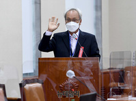 [포토] 국회 환노위 국감, 선서하는 문성현 위원장