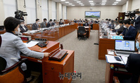 [포토] 환노위 국정감사 주재하는 송옥주 위원장