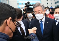 [포토] 무죄선고 받고 지지자들과 인사하는 이재명