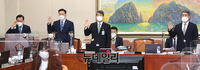 [포토] 선서하는 정무위 국감 피감기관장들