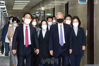 [포토] 비대위 입장하는 '김종인-주호영'