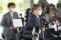 [포토] 라임사태 김봉현 전 회장 편지 속 검사, 변호사 고발장 접수하는 강기정 