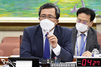 [포토] 답변하는 문성유 캠코 사장