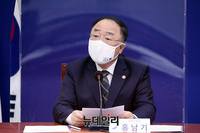 [포토] 민주당 찾은 홍남기 부총리