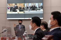 [포토] 선서하는 장하성 주중대사와 남관표 주일대사