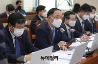 [포토] 국회 국감 출석한 홍남기 부총리