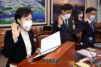 [포토] 선서하는 김현미 국토교통부 장관