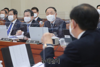 [포토] 질문에 답하는 홍남기 부총리