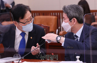 [포토] 대화 나누는 이인영 장관과 서호 차관