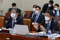 [포토] 답변하는 윤석헌 금감원장과 은성수 금융위원장