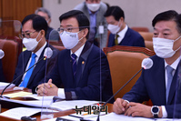 [포토] 답변하는 문성혁 해양수산부 장관