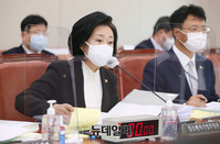 [포토] 답변하는 박영선 중소벤처기업부 장관