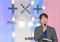 [포토] 투모로우바이투게더 소개하는 김환 아나운서