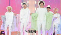 [포토] BTS 동생 그룹 '투모로우바이투게더' 블루아워로 가요계 컴백