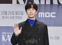 [포토] 배우 신성록, '빠져드는 손인사'