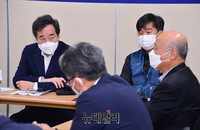 [포토] 택배기사들과 현장간담회를 갖는 이낙연