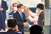 [포토] 체온측정 하는 문재인 대통령