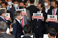 [포토] 특검요구 피켓 뒤로하고 입장하는 文 대통령