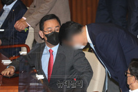 [포토] 文대통령 만나려다 몸수색, 항의하는 주호영