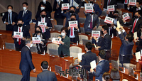 [포토] 국회 떠나는 文대통령에 항의하는 국민의힘