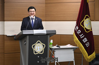 [포토] 우수언론인상 시상식서 인사말하는 이찬희 대한변협 회장