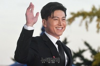 [포토] 류수영, 젠틀한 손인사