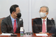 [포토] 대화 나누는 김종인-주호영