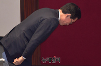 [포토] 신상발언 앞두고 고개숙이는 정정순 의원
