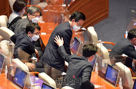 [포토] 같은당 의원들 위로받은 정정순 의원