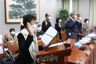 [포토] 증인선서 하는 최영애 국가인권위원장