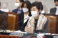 [포토] 의원들의 질문에 답하는 최영애 국가인권위원장