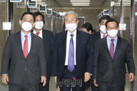 [포토] 플랫폼 노동자 보호 토론회 참석하는 김종인·주호영