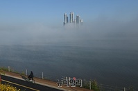 [포토] 쌀쌀한 월요일, 짙은 안개 낀 한강 