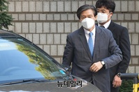 [포토] 조국 '유재수 감찰 무마' 증인으로 법원 출석