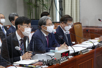 [포토] 의원들의 질문에 답하는 노영민 청와대 비서실장