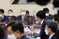 [포토] 의원들이 질문에 답하는 최기영 과기정통부 장관