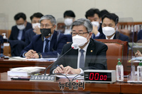 [포토] 답변하는 이재갑 고용노동부 장관