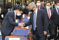 [포토] 의원총회 참석하는 국민의힘 지도부