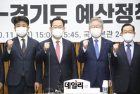 [포토] 기념촬영하는 주호영 원내대표와 이재명 지사