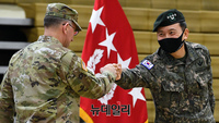 [포토] 악수하는 로버트 에이브럼스 사령관과 김승겸 부사령관