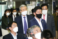 [포토] 전시회 참석하는 김종인 국민의힘 비대위원장