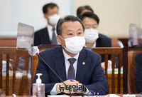 [포토] 회의시작 기다리는 황서종 인사혁신처장