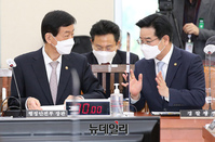 [포토] 대화 나누는 진영-김창룡 