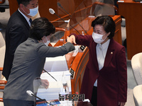 [포토] 의원들과 인사하는 추미애 법무부 장관